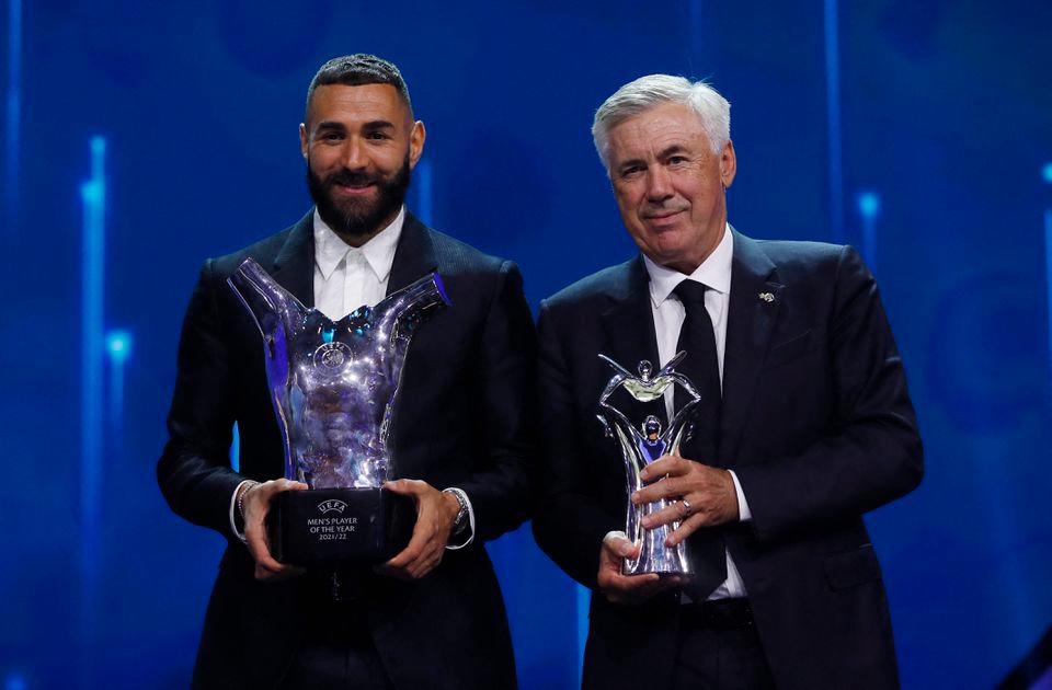 Soccer Football - 2021/22 UEFA Player and Coach of the Year Awards - Halic Congress Center, Istanbul, Turkey - August 25, 2022 Real Madrid’s Karim Benzema poses with the men’s player of the year award and the men’s coach of the year award winner Real Madrid coach Carlo Ancelotti REUTERSPIX