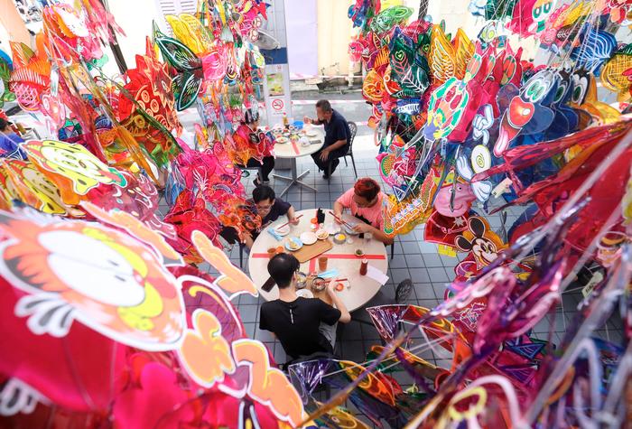 $!EARLY START ... Customers enjoying dim sum at a restaurant in Lebuh Cintra, Penang, that has been decorated with dozens of colourful lanterns ahead of the Mid-Autumn Festival on Oct 1. – MASRY CHE ANI/THESUN
