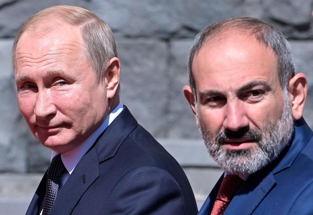 Russia’s President Vladimir Putin (L) and Armenia’s Prime Minister Nikol Pashinyan walk to attend a meeting of the Supreme Eurasian Economic Council in Yerevan on October 1, 2019. AFPPIX