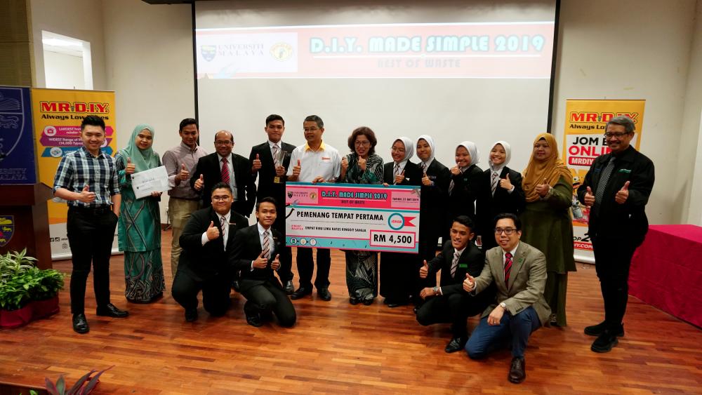 The winning team with their teachers, mentors and representatives from MR.D.I.Y. and University Malaya.