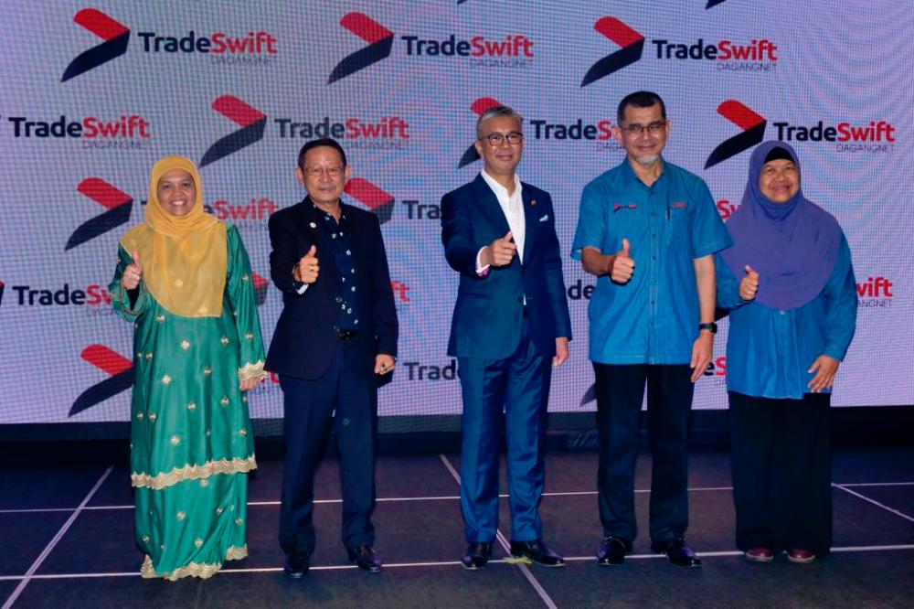 From left - MITI deputy secretary-general Mastura Ahmad Mustafa, Federation of Malaysian Freight Forwarders president Datuk Tony Chia, Tengku Zafrul, Syed Zainal Abidin and Dagang Net Technologies Sdn Bhd chairman Zalina Shaher