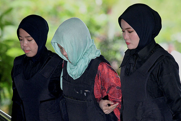 Vietnamese national Doan Thi Huong (C) arrives at the Shah Alam High Court escorted by police. — AFP