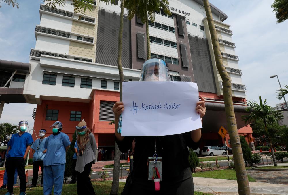 A group of Contract Doctors outside Tengku Ampuan Rahimah Hospital in Klang today - ASYRAF RASID/THESUN