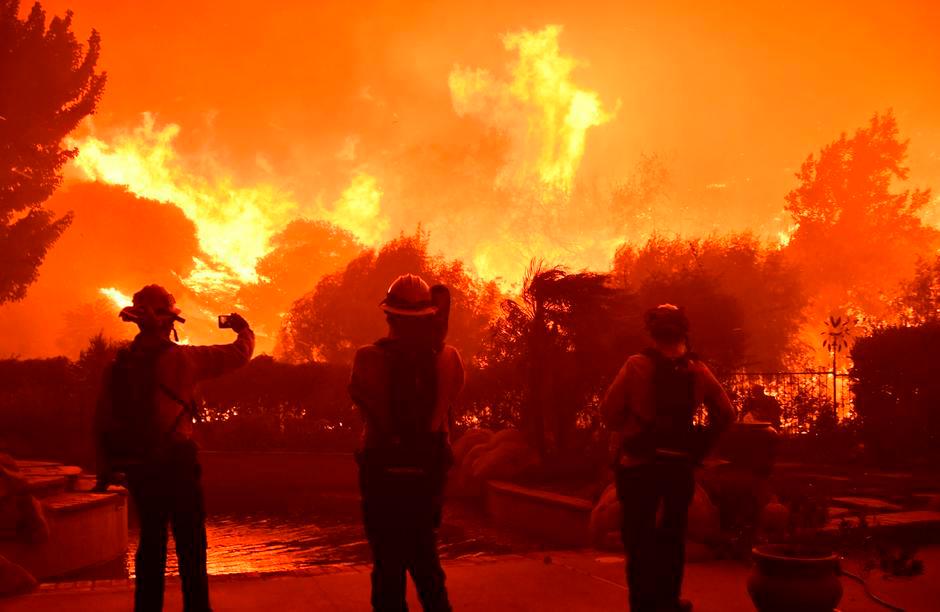 Firefighters struggle to contain blaze in southern California