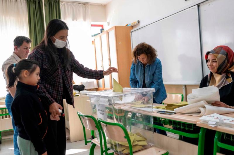 A woman casts her vote at a polling station in Ankara//AFPix