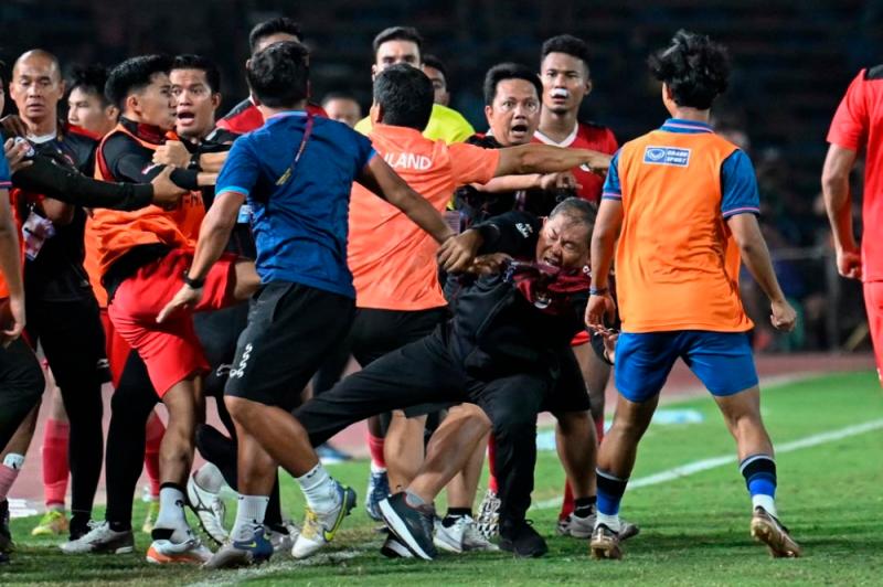 A fight breaks out on the sidelines of the men’s football final match between Thailand and Indonesia during the 32nd Southeast Asian Games (SEA Games) in Phnom Penh//AFPix
