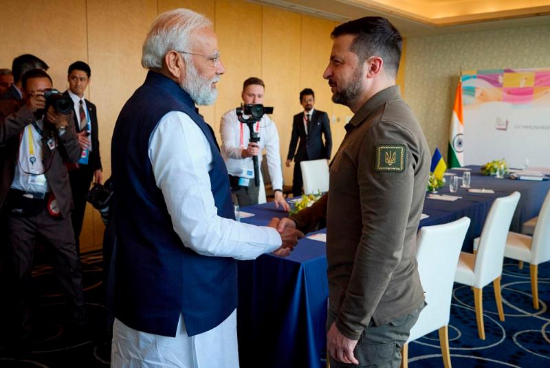 Ukraine’s President Volodymyr Zelensky (right) shaking hands with India’s Prime Minister Narendra Modi (left) in Hiroshima, on the second day of the G7 Summit Leaders’ Meeting. Zelensky’s surprise summit appearance//AFPix