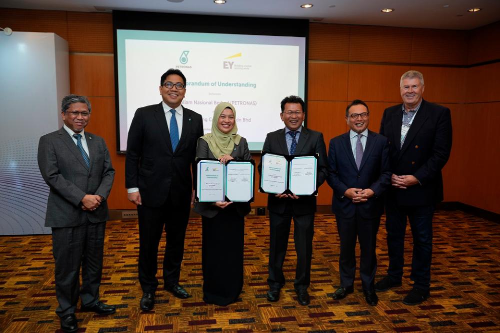 L to R: PETRONAS Senior Vice President, Project Delivery &amp; Technology, Datuk Bacho Pilong, PETRONAS President and Group Chief Executive Officer, Tan Sri Tengku Muhammad Taufik, PETRONAS Senior Vice President, Group Human Resource Management, Farehana Hanapiah, Ernst &amp; Young PLT, Malaysia Markets Leader, Ismed Darwis Bahatiar, Ernst &amp; Young PLT, Malaysia Managing Partner, Dato’ Abdul Rauf Rashid and Ernst &amp; Young, Global People Advisory Services Leader, Norman Lonergan)