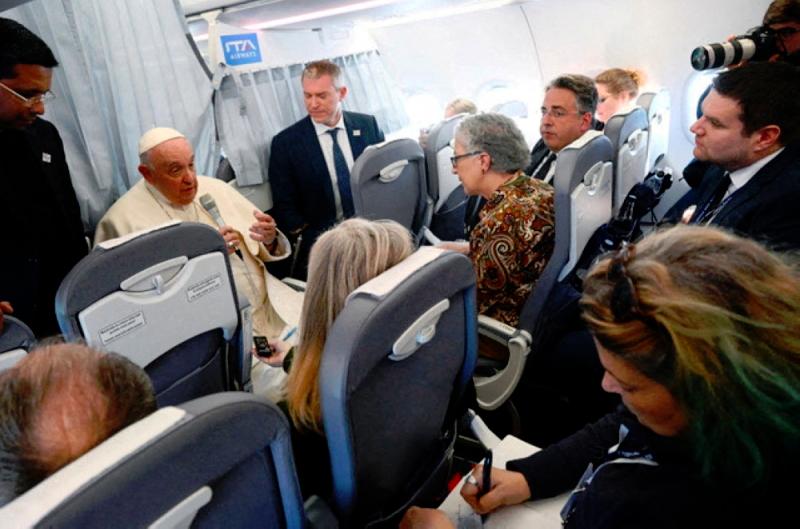 Pope Francis holds a news conference as he returns to the Vatican aboard the plane//Reuterspix