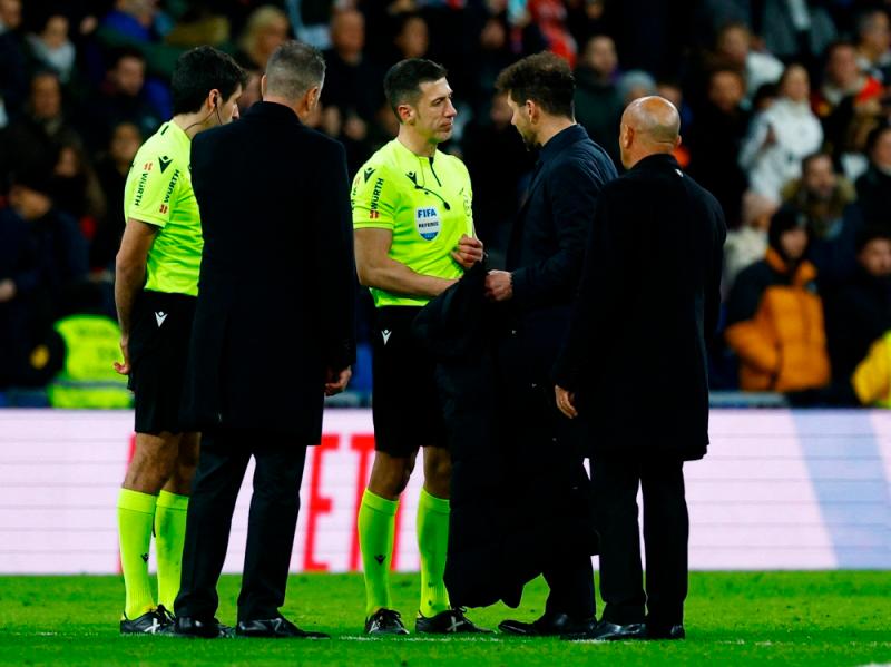 File photo of Atletico Madrid coach Diego Simeone talking to referee Cesar Soto Grado during their Copa del Rey quarter final match against Real Madrid at the Berbabeu in Madrid, January 26, 2023. REUTERSPIX