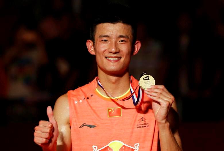 FILE PHOTO: Chen Long poses with his gold medal, after beating Malaysia’s Lee Chong Wei during their men’s singles finals badminton match, during trophy presentation at the BWF World Championships in Jakarta, August 16, 2015. REUTERSPIX