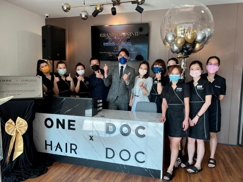 Dr Micheal, Dr Terrence with the One Doc and Hair Doc Team. $!Dr Micheal, Dr Terrence with the One Doc and Hair Doc Team.
