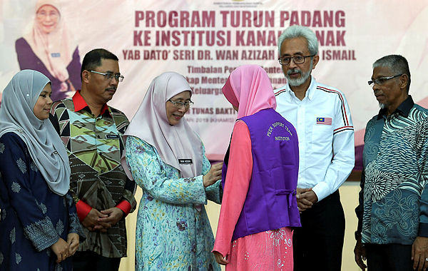 Deputy Prime Minister Datuk Seri Dr Wan Azizah Wan Ismail (3L) during the Diversion programme launch today. — Bernama