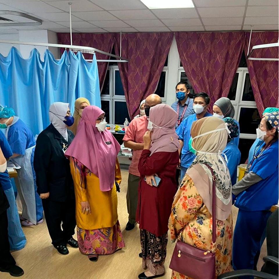As soon as she got the news of the incident at Selayang Hospital, Dr Zaliha rushed to the location after the Parliament session, to get information and clarification from the hospital. Credit: Facebook/Dr. Zaliha Mustafa