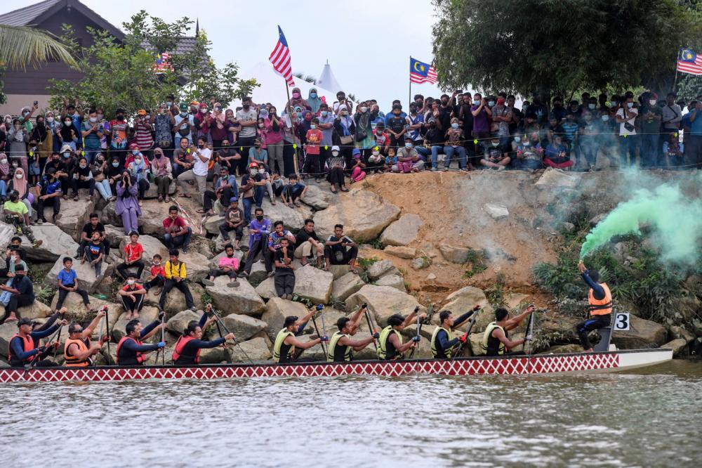 Peserta ketika beraksi pada Festival Perlumbaan Perahu Naga 2022 di Dataran Pengkalan Sungai Kg. Tanjung Sabtu.Kejohanan tersebut yang dianjurkan oleh Kelab Belia Lubuk Haji bertujuan menghidupkan semula budaya warisan masyarakat Melayu Terengganu di zaman silam dalam sukan tradisional perahu panjang.-BERNAMAPix