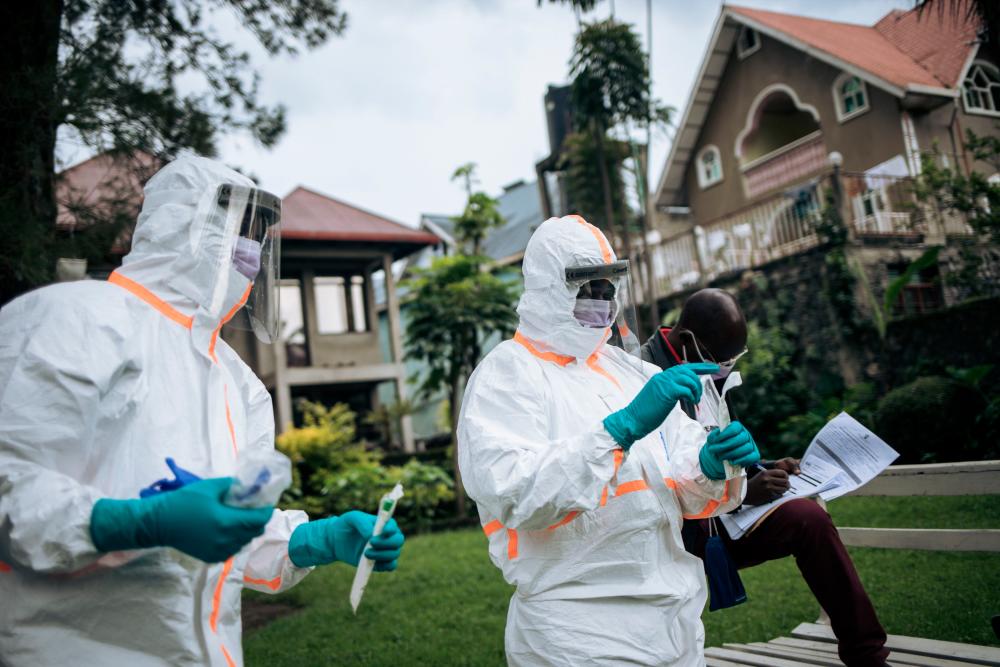 Staff members of the Congolese Ministry of Health perform a Covid-19 test at a private residence in Goma, northeastern Democratic Republic of Congo, on March 31, 2020. - AFP