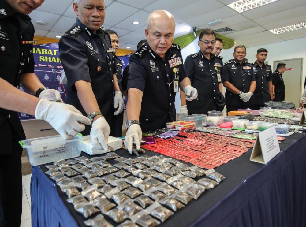 Selangor Deputy police chief DCP Datuk Ab Rashid Ab Wahab (center) presents the drugs seized during a press conference at the Shah Alam district police headquarters. — Sunpix by Amirul Syafiq Mohd Din