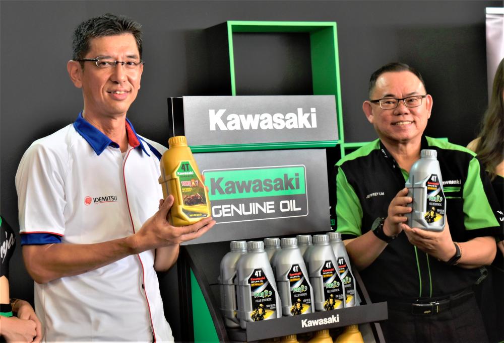 KMSB general manager and director Datuk Jeffrey Lim (right) and managing director of Idemitsu Lube (Malaysia) Sdn Bhd Shin Obata, presenting the two KGO to the media.