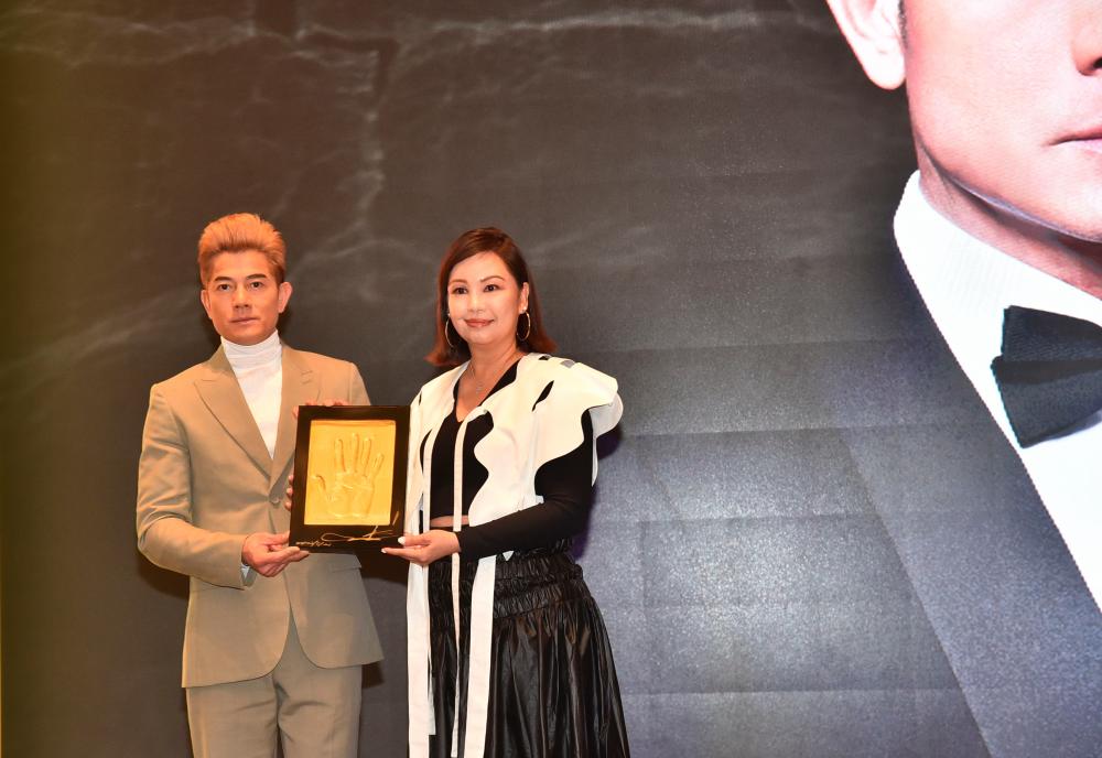 $!(Left) Aaron Kwok receving the Award for Excellent Achievement in Film from (Right) Joanne Goh, founder and chairman of the Malaysia International Film Festival (MIFFest). –SYAZWAN KAMAL/THESUN