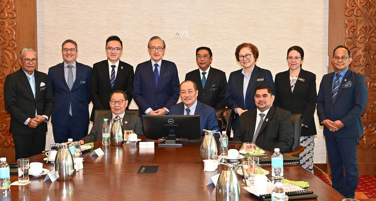 Ketua Menteri Datuk Seri Hajiji Noor bersama ahli-ahli MEBS. - (Kredit - CMD)