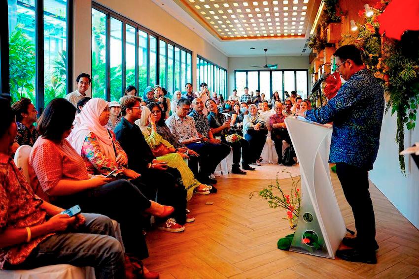 $!Azrul Shah (at right) speaking to media personnel during the hi-tea.