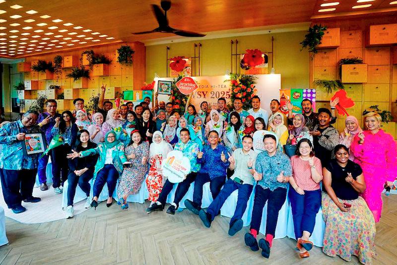 Azrul Shah (seated, 5th from right) with media personnel during the hi-tea.