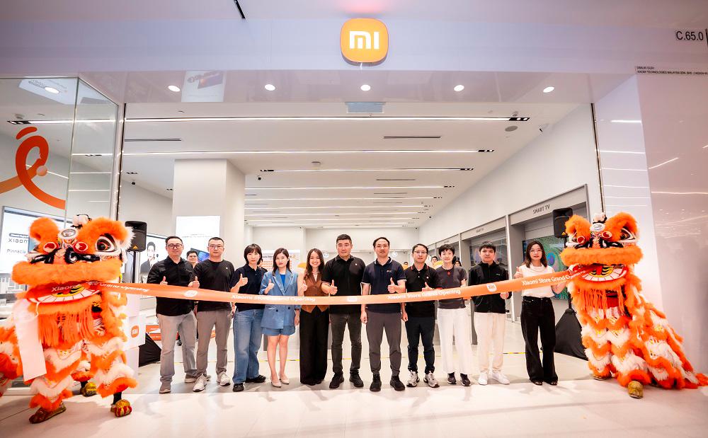 Huang (centre) and the management of Xiaomi Malaysia launching its new retail outlet at The Exchange TRX.