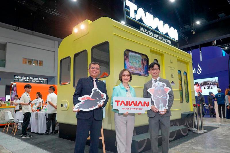 From left: Taiwan Tourism Administration KL Office director Abe Chou, Yeh and Huang at a replica of Shanlan Express at the Matta Fair Kuala Lumpur 2025. – AMIRUL SYAFIQ/THESUN $!From left: Taiwan Tourism Administration KL Office director Abe Chou, Yeh and Huang at a replica of Shanlan Express at the Matta Fair Kuala Lumpur 2025. – AMIRUL SYAFIQ/THESUN