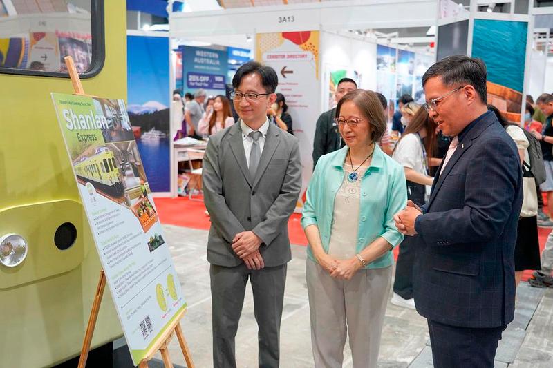 From left: Huang, Yeh and Taiwan Tourism Administration KL Office director Abe Chou looking at information of Shanlan Express at the Matta Fair Kuala Lumpur 2025. – AMIRUL SYAFIQ/THESUN $!From left: Huang, Yeh and Taiwan Tourism Administration KL Office director Abe Chou looking at information of Shanlan Express at the Matta Fair Kuala Lumpur 2025. – AMIRUL SYAFIQ/THESUN
