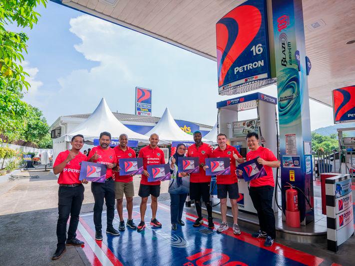 A group photo of the Premier League Manchester United and Liverpool legendary players visited Petron MRR2 Bukit Antarabangsa during the meet-and-greet session with fans in April 2024.