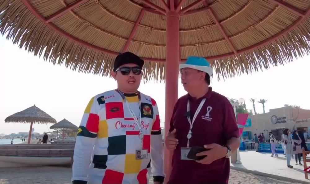 Football fan Zulfadli Ahmad Tajuddin (left) with Dari Tepi Padang host Datuk Jasni Shafie (right) - Dari Tepi Padang/YouTube