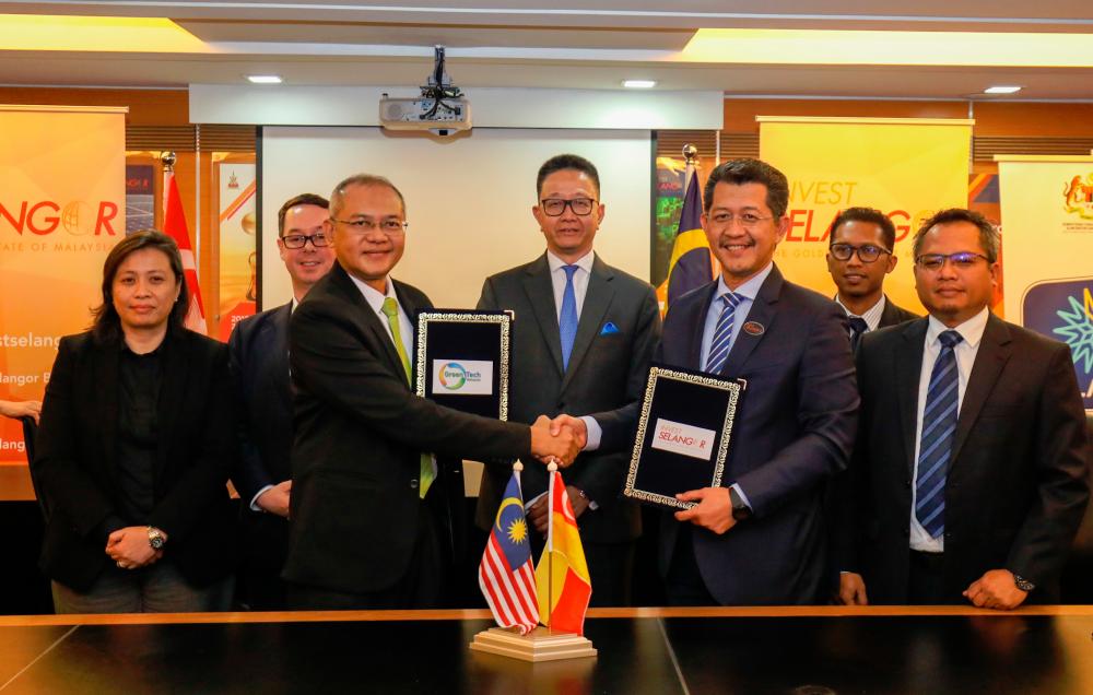Teng (centre) witnessing the exchange of documents between Invest Selangor CEO Datuk Hasan Azhari Idris (right) and GreenTech Malaysia CEO Shamsul Bahar Mohd Nor after they signed the memorandum of agreement. – ASYRAF RASID/THESUN