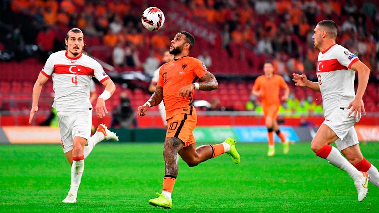 Netherlands’ Memphis Depay (centre) in action against Turkey during World Cup qualifiers group G match at Johan Cruijff ArenA. – REUTERSPIX