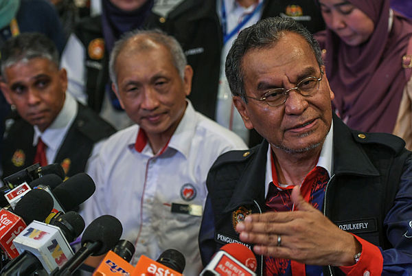 Health Minister Datuk Seri Dr Dzulkefly Ahmad (R) speaks during a press conference after conducting checks at restaurants in Kuala Lumpur as part of the smoking ban on Jan 1, 2019. — Bernama