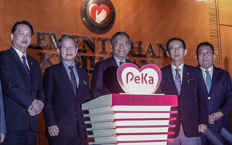 Health Minister Datuk Seri Dr Dzulkefly Ahmad (C) launches the PeKa B40 healthcare scheme, at the Health Ministry, on Jan 28, 2019. — Sunpix by Ashraf Shamsul