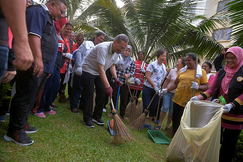 Health Minister Datuk Seri Dr Dzulkefly Ahmad participates in the National Level Anti-Aedes Campaign ‘Gotong-Royong’, in Shah Alam, on March 9, 2019. — Bernama