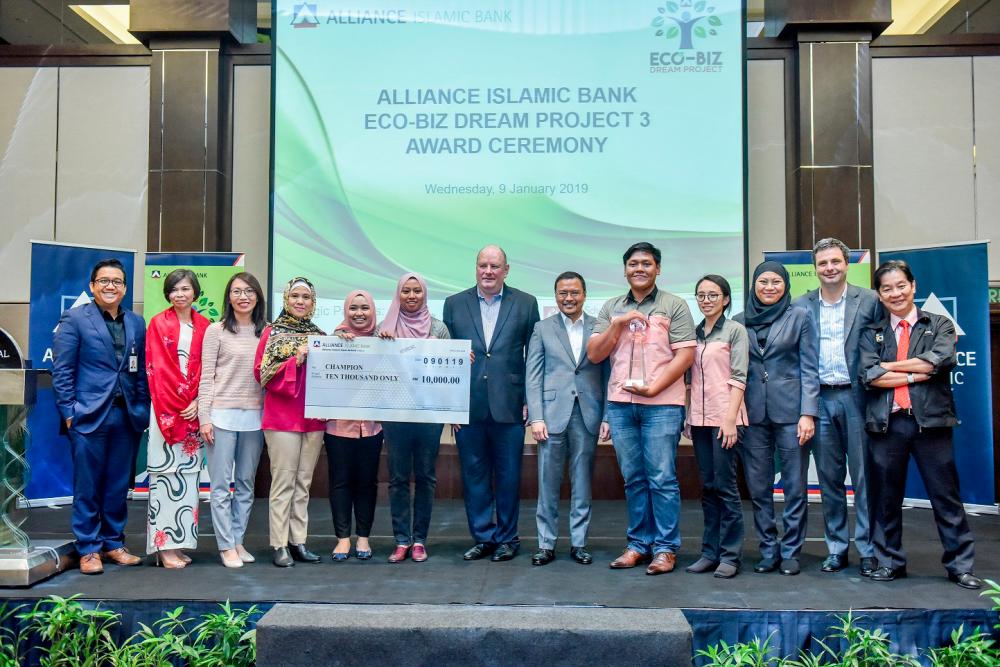 Group CEO of Alliance Bank Joel Kornreich (seventh from left) and Rizal, flanked by the judges, strategic partners and grand prize winners.