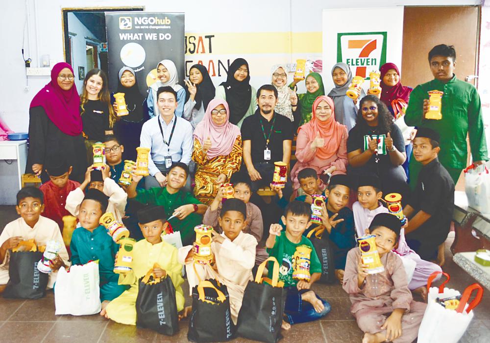 The community of Pusat Jagaan Nuri and volunteers from 7-Eleven Malaysia and NGOHub Asia.