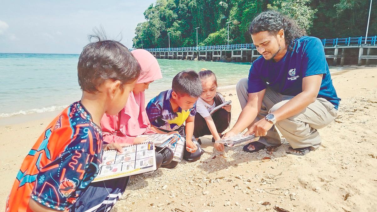 Alvin teaching the children the value of respecting the environment and its surroundings, especially marine life on Tioman.