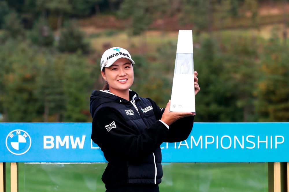 Minjee Lee with the BMW Ladies 2023mTrophy. - Photo by Getty Images