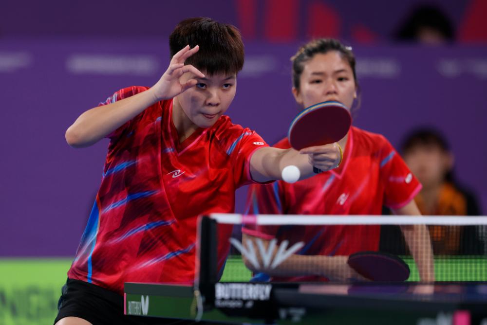 Atlet pingpong wanita negara Karen Lyne (kiri) bersama pasangannya Ho Ying. BERNAMAPIX