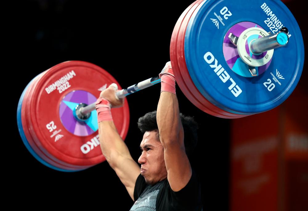 BIRMINGHAM, July 30 -- National weightlifter Muhamad Aznil Bidin in action in the 61kg category weightlifting event at the Birmingham 2022 Commonwealth Games at NEC Hall 1 yesterday.