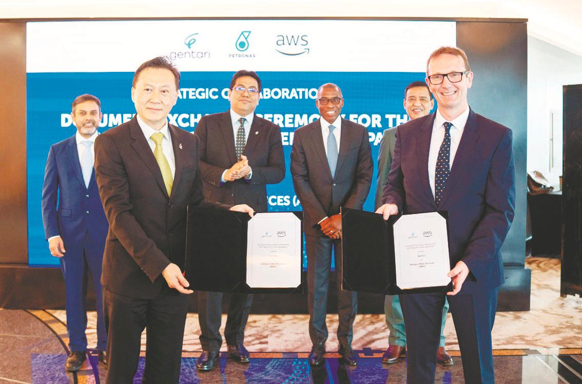 The power purchase agreement was marked by a document exchange ceremony between Gentari chief renewables officer Low Kian Min (left) and AWS managing director for Asean Jeff Johnson