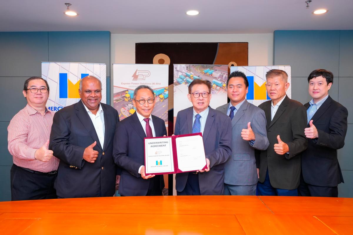 Signing the agreement. (From left to right): Express Powerr financial controller Kong Choon Keong, independent non-executive chairman Datuk Mohd Redza Shah Bin Abdul Wahid, managing director Lim Cheng Ten, Mercury Securities Sdn Bhd managing director Chew Sing Guan, head of corporate finance Eric Chong Soo Keng, senior general manager Woon See Soon and operations manager Jamieson Chew Yen Loong.