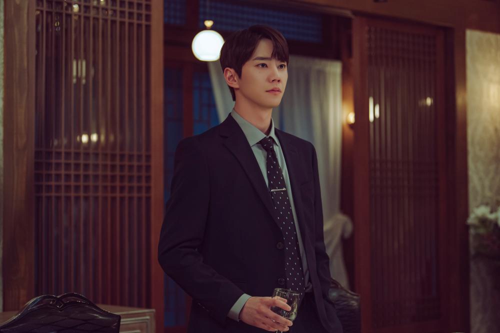 $!Lee Jun-young takes on the role of Kang In-ha, the illegitimate son of a chaebol chairman.