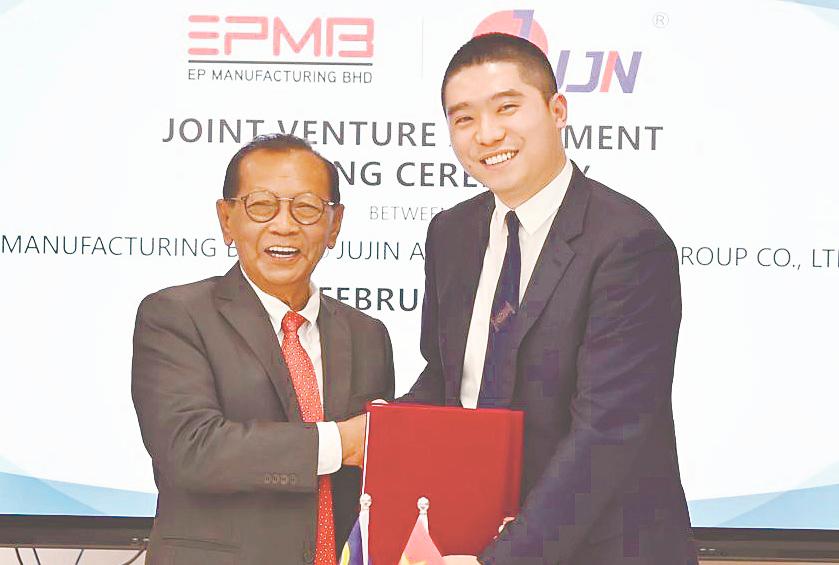 Hamidon (left) with Jujin China general manager Huang Yuanjie.