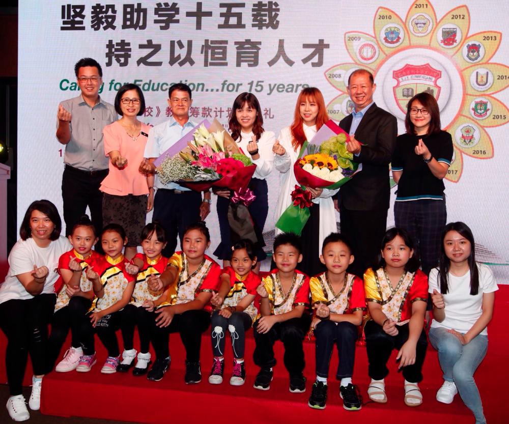 Teo (fourth from left), 2019 One Year One School ambassador Bell Yu Tian and Chiu with teachers and children from the school. SUNPIX by ZULKIFLI ERSAL