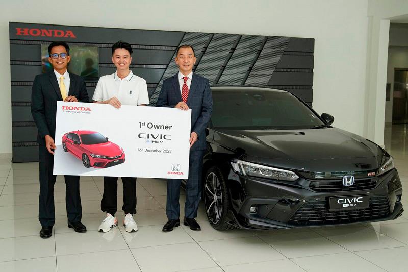 $!Chin Kok Fung (centre), the 1st owner of the Civic e:HEV RS in Malaysia, with Sarly Adle Sarkum, President &amp; COO of HMSB (left), and Hironobu Yoshimura, MD &amp; CEO of HMSB (right).