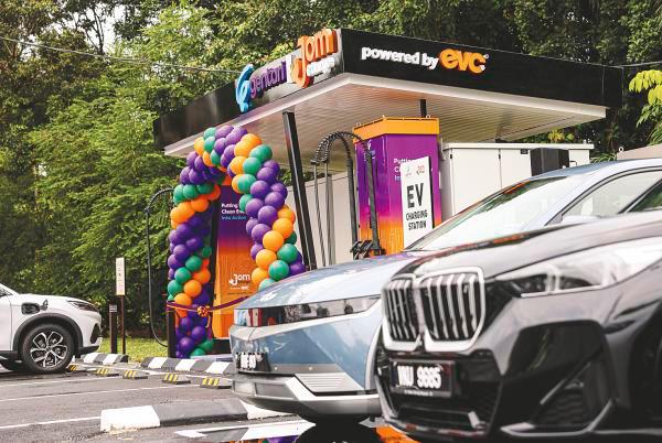 $!Gentari mobile modular EV fast charging station at the Behrang Rest Stop on the North-South Expressway. – BERNAMAPIX