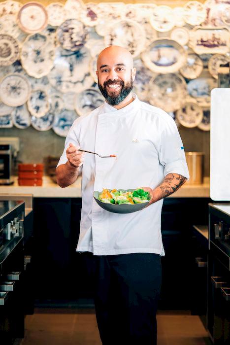 $!A nod to Macau’s cultural diversity, the bazaar brings the culinary landscape of Portugal and China to life through the expertise of Andaz Macau’s Portuguese Executive Chef André and the Chefs de Cuisine of Galaxy Macau’s Chinese restaurants—Bei Shan Lou, Spicy Sichuan and Pak Loh Chiu Chow Restaurant. Chef André will also join hands with the esteemed Executive Chef Chek Keong Chan of StarWorld Hotel’s Michelin 2-star Feng Wei Ju to present an unmissable culinary showcase.